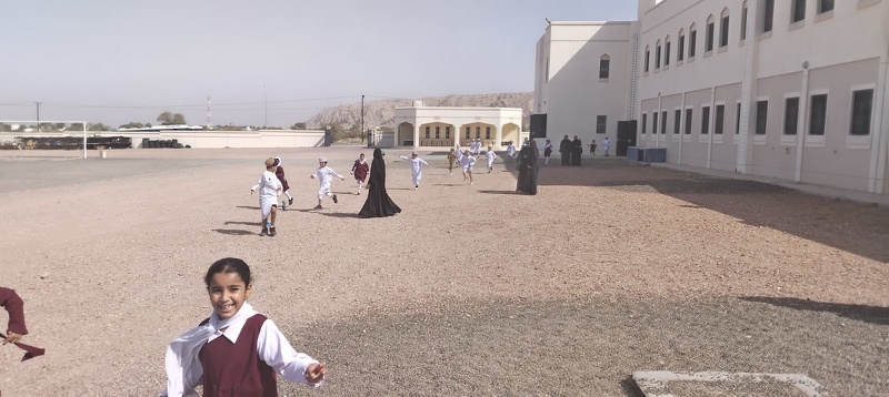 بهدف معرفة جاهزية المدراس للحالات الطارئة بتعليمية محافظة الظاهرة تنفيذ تمرين إخلاء بمدرسة طلائع العلم 