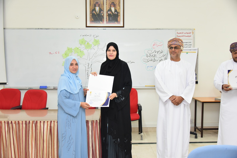 الاحتفال بتكريم أعضاء لجان حفل يوم المعلم بتعليمية محافظة الظاهرة