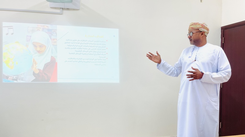  اللجنة الفرعية لتنفيذ المرحلة الثانية من مبادرة قافلة الوسائل التعليمية بتعليمية ظفار تناقش خطط وبرامج المبادرة