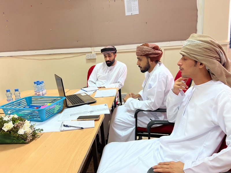 برنامج استخدام السبورة التفاعلية  والتطبيقات التعليمية بتعليمية ظفار