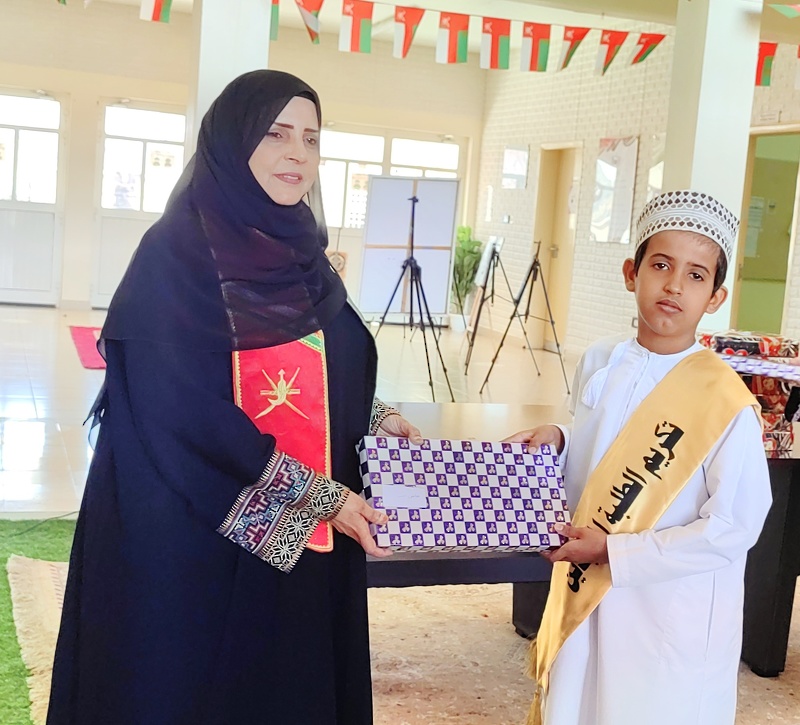 تكريم الطلبة المجيدين بمدرسة جيلوب التعليم الاساسي(1-12)