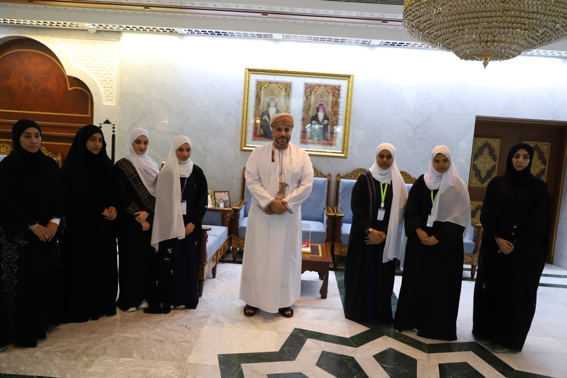 صاحب السمو السيد مروان بن تركي بن محمود ال سعيد محافظ ظفار يلتقي بالفريق الذي يمثل السلطنة في مسابقة فيرست جلوبال العالمية بسويسرا.