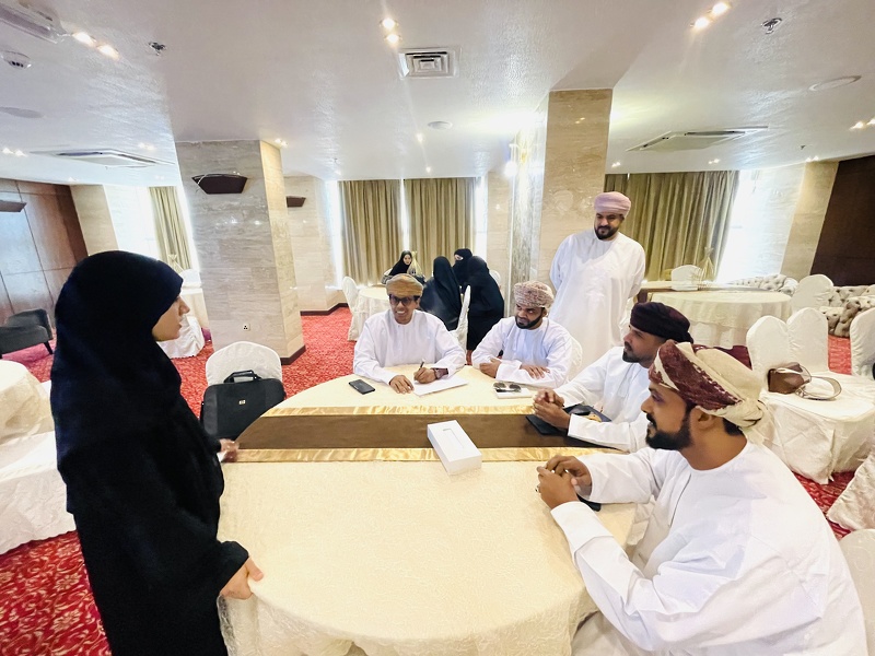 جلسات نقاشية حول مشروع التحول الرقمي بتعليمية ظفار