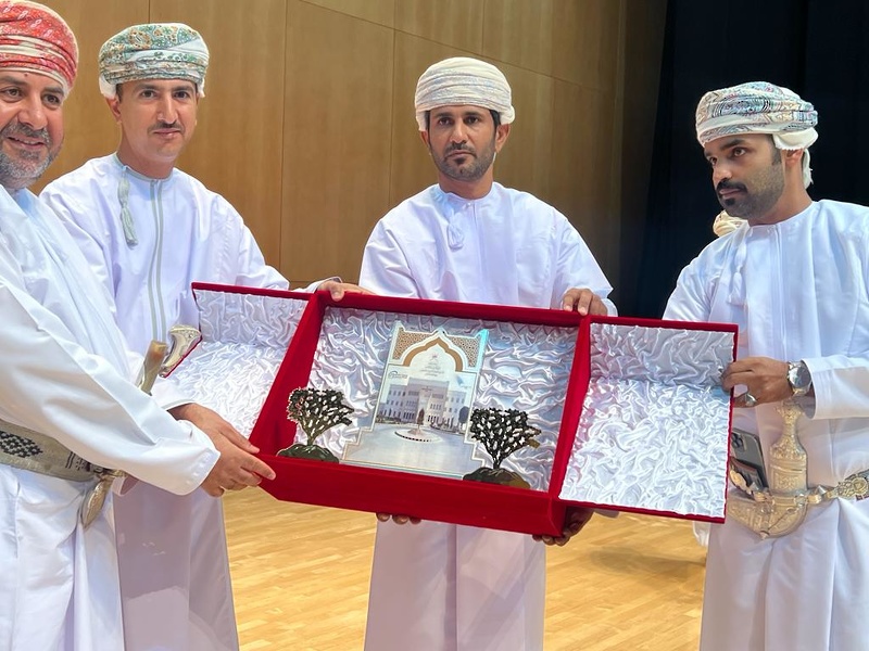 تعليمية ظفار تحتفل بتكريم الطلبة المجيدين في التحصيل الدراسي