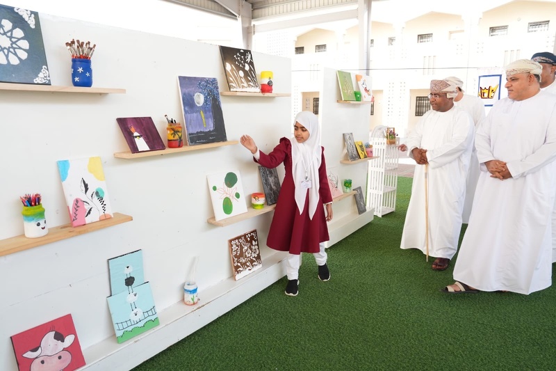 افتتاح المعرض الفني ( حكاية لون ) بمدرسة رياض الشرقية