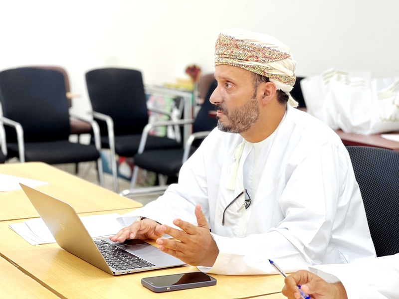 حلقة نقاشية لاعتماد خطة عمل لجنة التقنيات الجغرافية الحديثة بتعليمية ظفار 