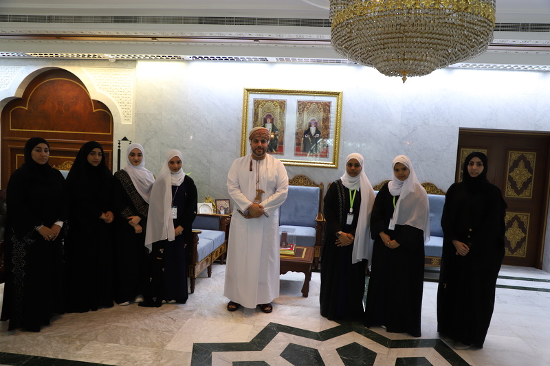 صاحب السمو السيد مروان بن تركي بن محمود ال سعيد محافظ ظفار يلتقي بالفريق الذي سيمثل السلطنة في مسابقة فيرست جلوبل العالمية بسويسرا.