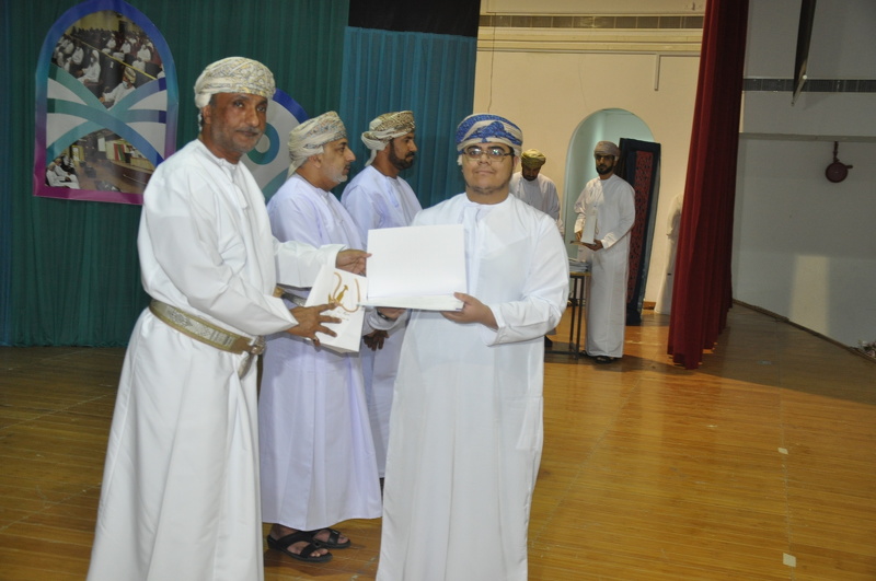 مجلس أولياء الأمور بعبري  يكرم الطلبة المجيدين بمدارس ولاية عبري 