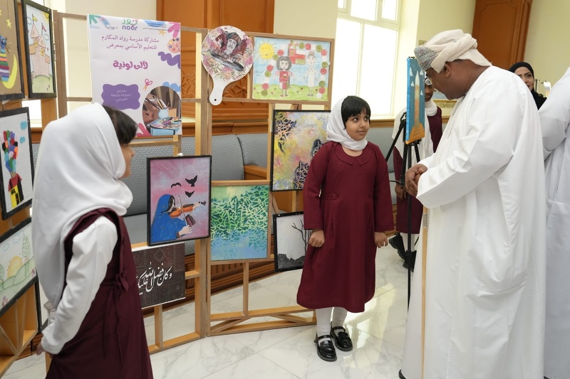 افتتاح المعرض الفني (لآلئ لونية)