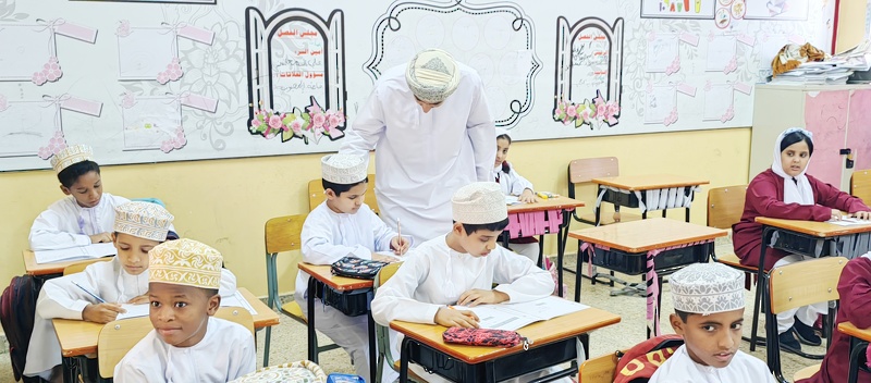مدير عام تعليمية ظفار يزور الاختبارات الوطنية للصفوف المرحلية بتعليمية ظفار