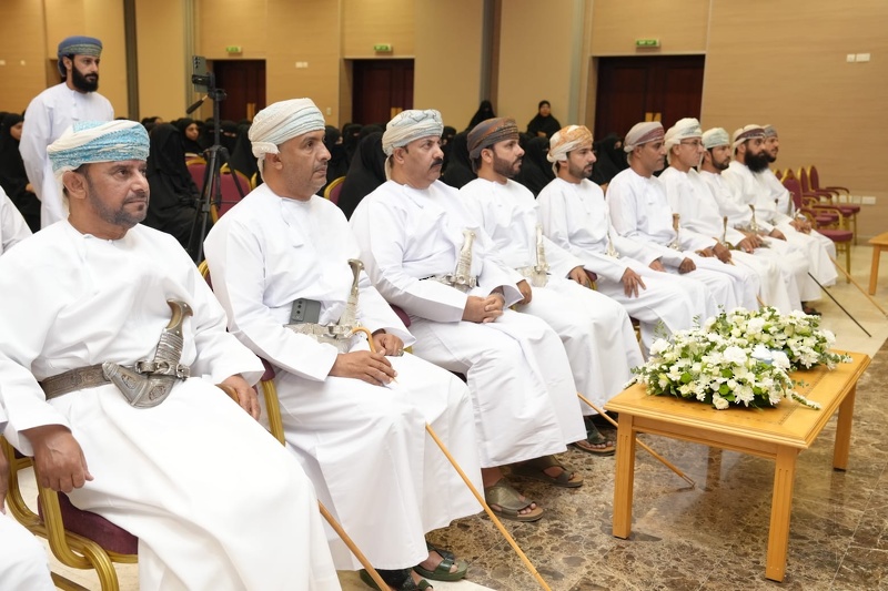مجلس أولياء الأمور بولاية الكامل والوافي يحتفل بتكريم أوائل طلبة دبلوم التعليم العام على مستوى مدارس الولاية