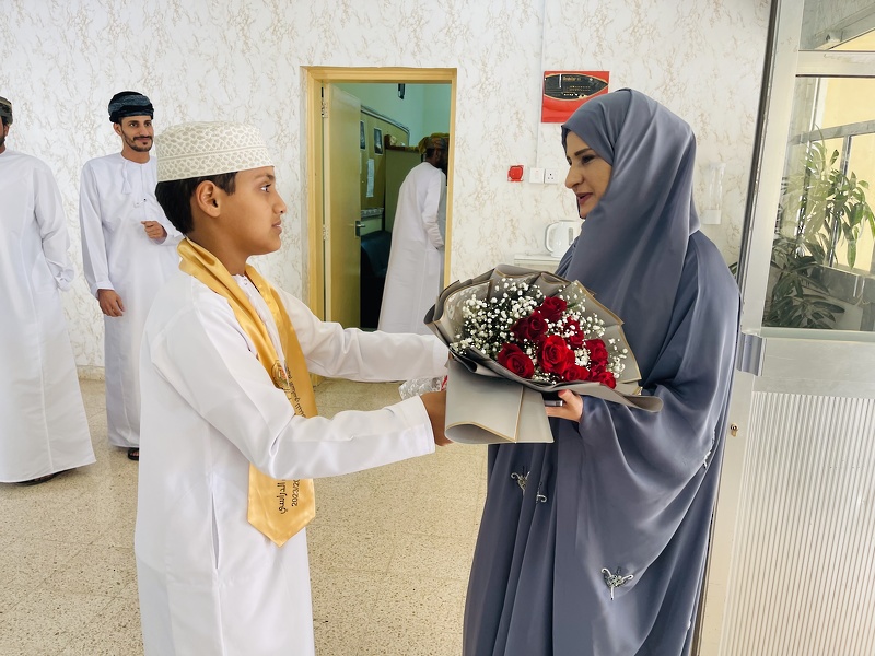 مدرسة أسامة بن زيد بتعليمية ظفار تحتفل بالطلبة المجيدين