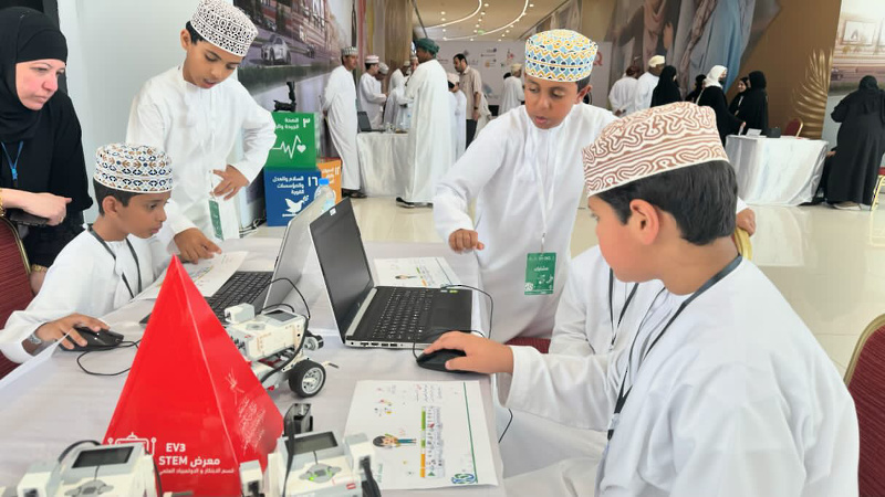 افتتاح المعرض العلمي المصاحب للاسبوع الوطني للعلوم والتكنولوجيا والهندسة والرياضيات  بتعليمية ظفار 