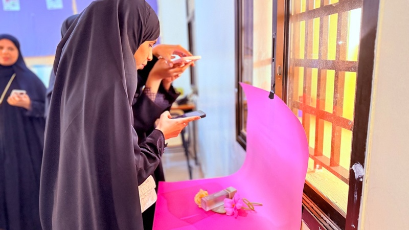 ورش إبداعية في مركز منبع الحكمة الصيفي لتعزيز المهارات الفنية والثقافية لدى الطالبات