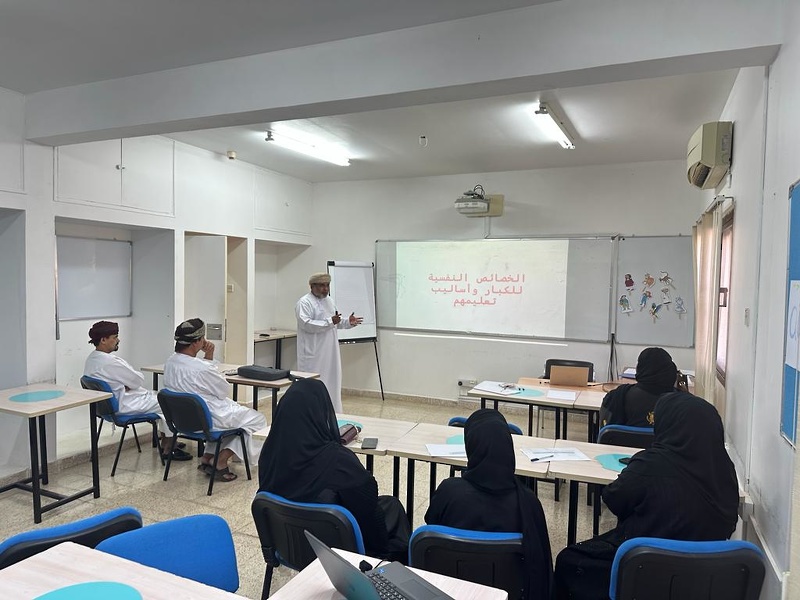 البرنامج التدريبي لتنمية وتطوير المهارات الاكاديمية للمعلمات القائمات بالتدريس في مجال محو الأمية بتعليمية ظفار