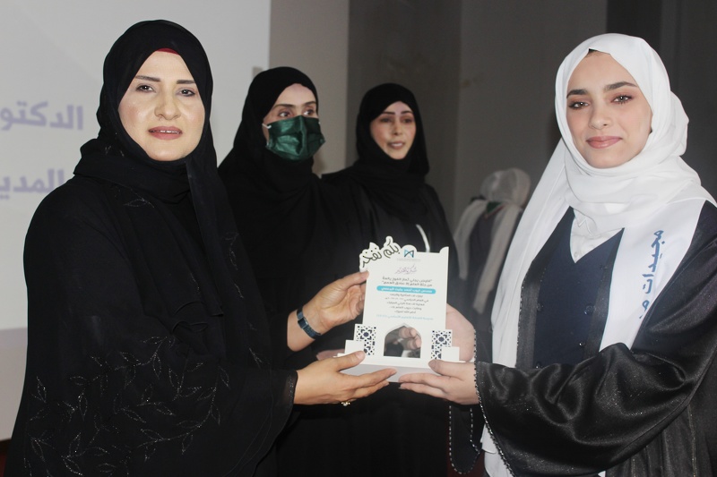 مدرسة النهضة بتعليمية ظفار تكرم 75 من طالباتها المجيدات