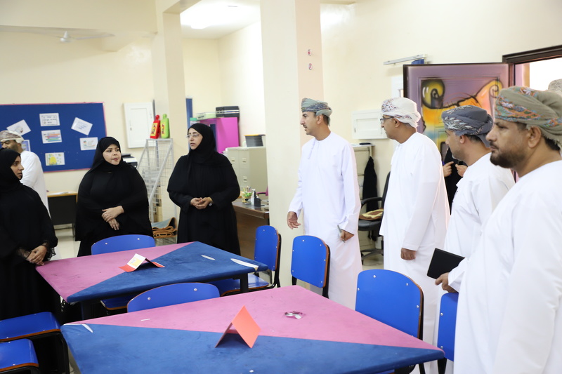 وكيل وزارة التربية والتعليم للشؤون الإدارية والمالية يزور عدد من مدارس محافظة ظفار