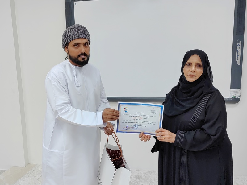 تكريم  القائمين على مبادرة تواصل لطلبة الدبلوم العام لمدارس تعليمية ظفار