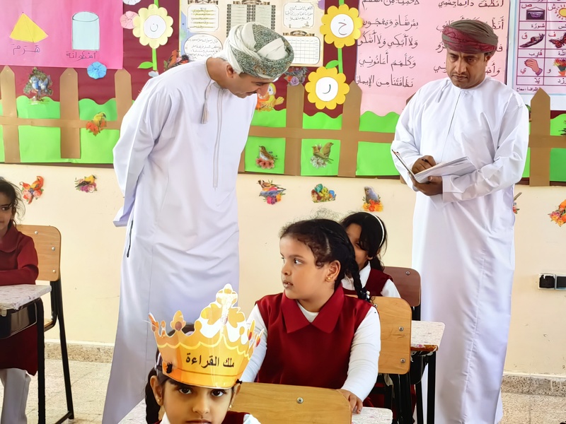 مدير عام تعليمية ظفار يزور عدد من مدارس ولاية صلالة