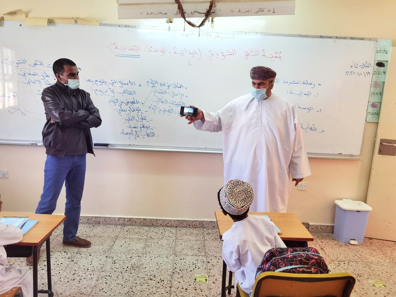 مدير عام تعليمية ظفار يزور مدرسة الأحقاف للتعليم الأساسي(1-12) 