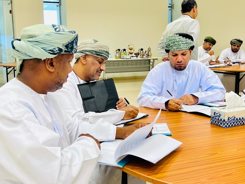 تعليمية ظفار تختتم برنامج المشتريات وإدارة التوريد والتخزين