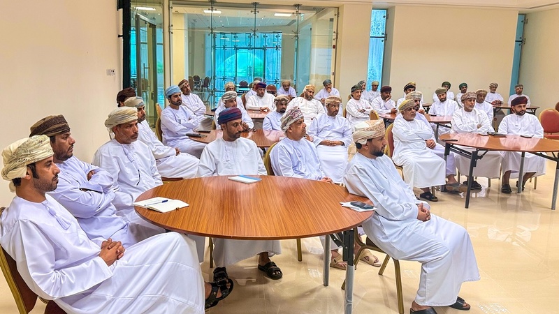 حلقة نقاشية بتعليمية ظفار حول الخطة الخمسية الحادية عشرة لوزارة التربية والتعليم