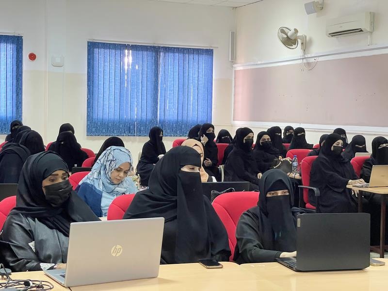 تنفيذ البرنامج التدريبي لمعلمات تقنية المعلومات للصفين الثالث والرابع