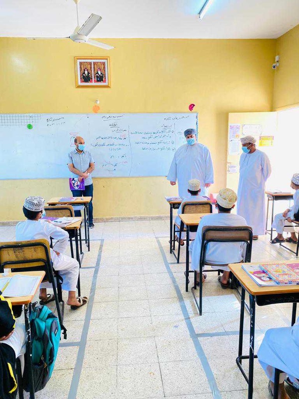 طلبة نظام التعليم عن بعد بتعليمية ظفار يعودون لصفوفهم الدراسيةتدريجيا وفق نظام التعليم المدمج