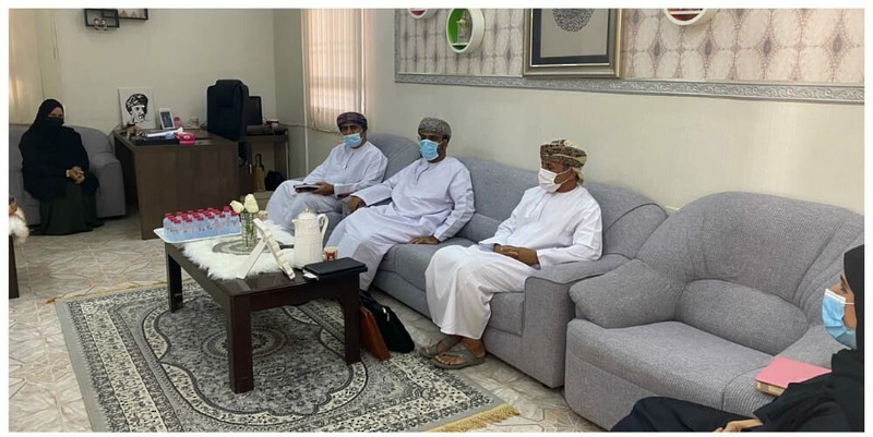 فريق من دائرة تطوير الأداء المدرسي يزور مدارس تعليمية محافظة الظاهرة 