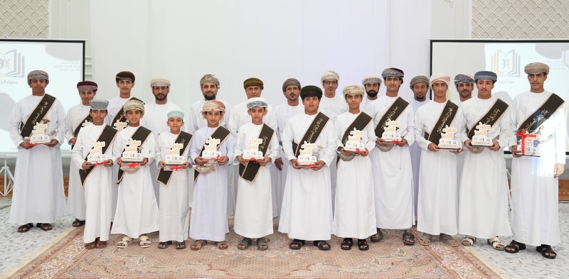 والي جعلان بني بوعلي يكرم المجيدين بمدرستي عاصم بن عدي والجوابي للتعليم الاساسي