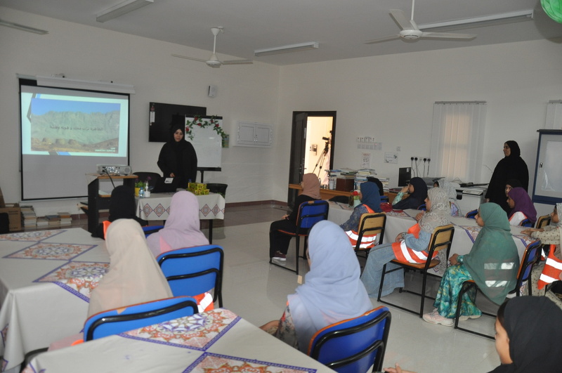 تحت شعار صيفي رؤية وبناء تواصل مناشط المراكز الصيفية بمحافظة الظاهرة 