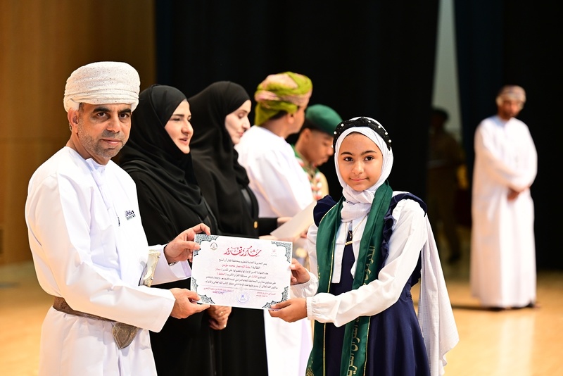 تعليمية ظفار تحتفي بتكريم الطلبة المجيدين في مسابقة القرآن الكريم