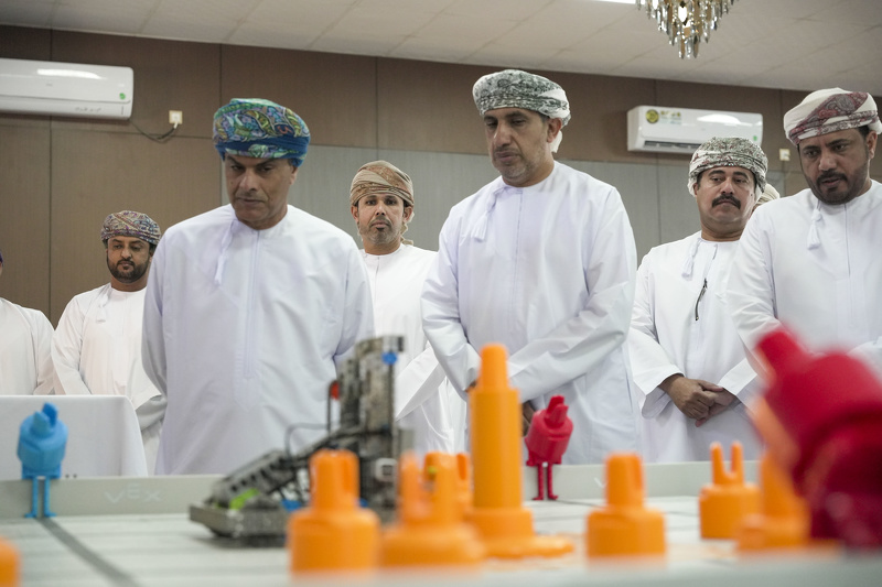 انطلاق فعاليات الأسبوع الوطني للعلوم والتكنولوجيا والهندسة والرياضيات (STEM) بمحافظة الوسطى