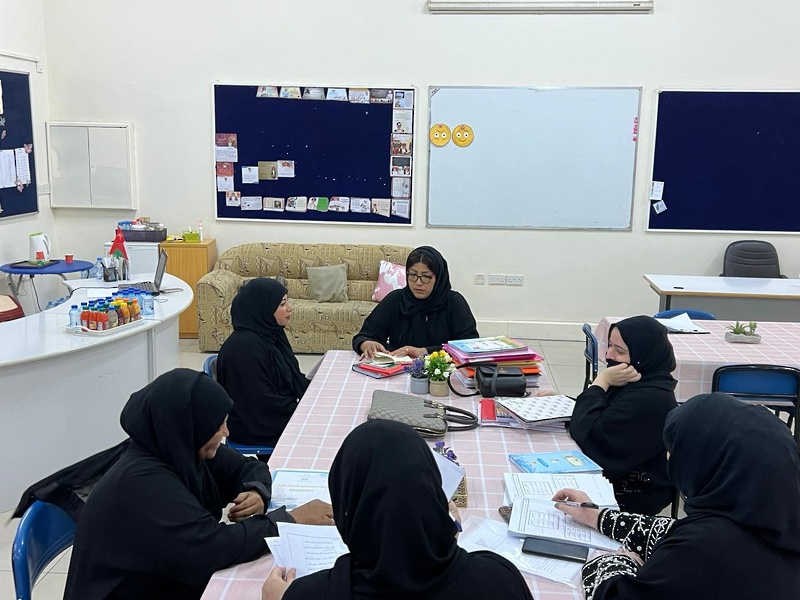 تنفذ برنامج الإشراف بالفريق للمدارس ذات الكثافة العالية والتي لا يوجد بها معلم أول  بتعليمية ظفار