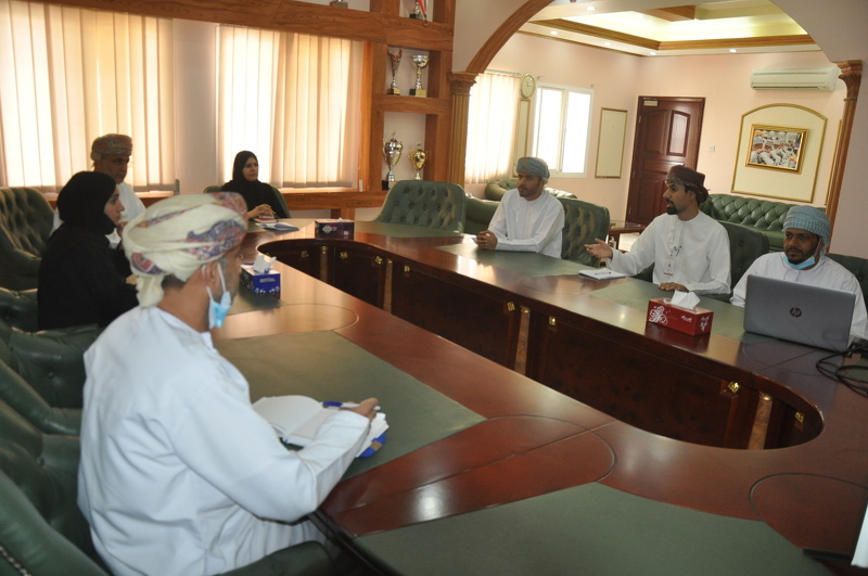 مناقشة تطبيق برنامج أوتاد لمهارات تكنولوجيا المستقبل بتعليمية محافظة الظاهرة