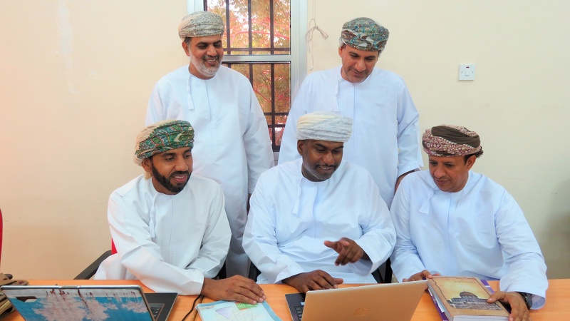 حلقة نقاشية بتعليمية الظاهرة حول مناهج كامبردج في مادة الرياضيات للصفين (7-8)