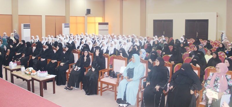 مدرسة النهضة بتعليمية ظفار تكرم 75 من طالباتها المجيدات