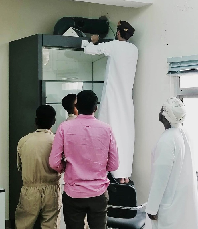 تأثيث وتجهيز  عدد من  مختبرات العلوم  بمدارس تعليمية ظفار