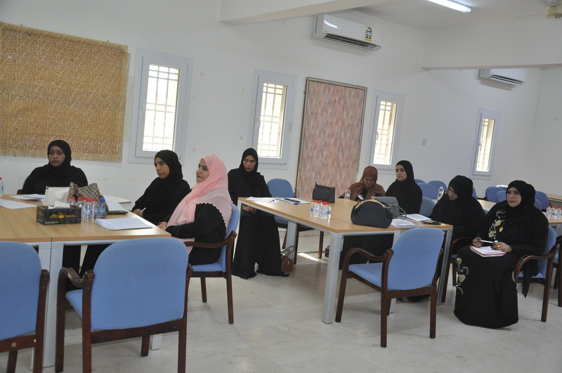 مناقشة ضوابط إدارة امتحانات دبلوم التعليم العام بتعليمية محافظة الظاهرة 