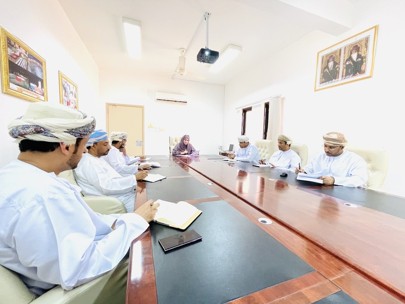 اجتماع اللجنة الفرعية لتطبيق الخطة التنفيذية لتحسين البيئة المدرسية في المدارس التي تعمل بنظام الفترتين بتعليمية ظفار