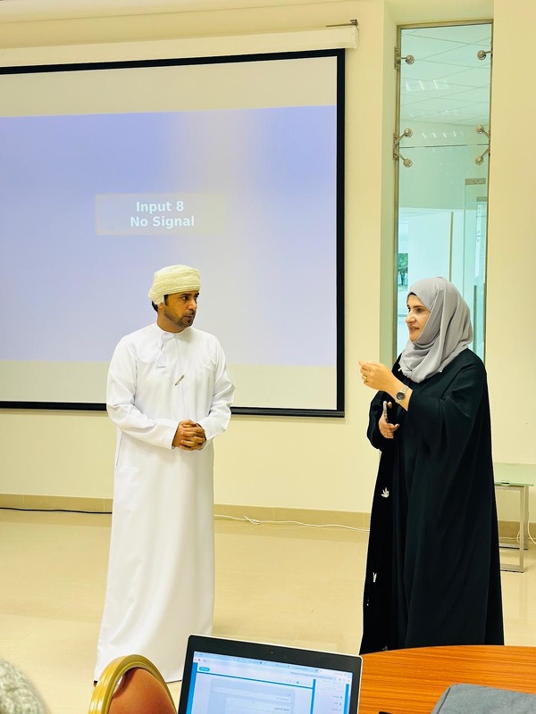 المديرة العامة بتعليمية ظفار تزور مشروع منظومة التعليم الإلكتروني والمستودع