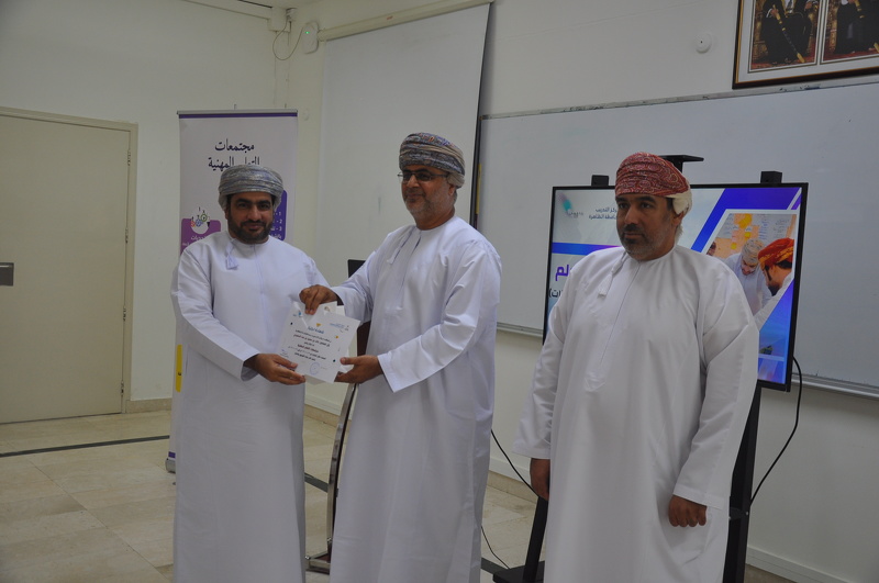 تنظيم ملتقى مجتمعات التعلم المهنية للمعلمين الأوائل بمدارس محافظة الظاهرة