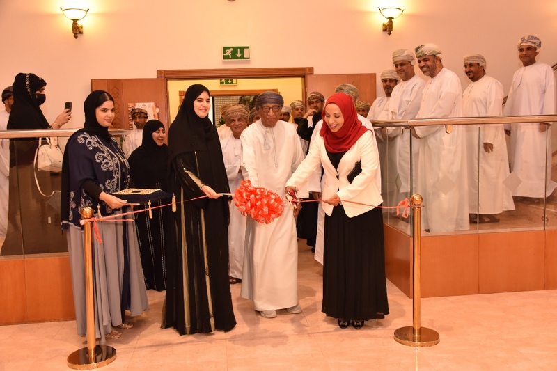وزيرة التربية والتعليم تفتتح معرض النحت الخشبي لمعلمي الفنون التشكيلية بمحافظة الظاهرة بمتحف بيت الزبير بمسقط 