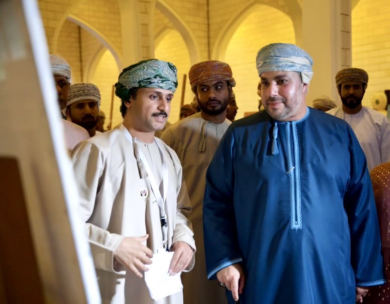 مشاركة طلبة مدارس تعليمية ظفار في مسابقة الفنون التشكيلية ضمن فعاليات موسم اللبان