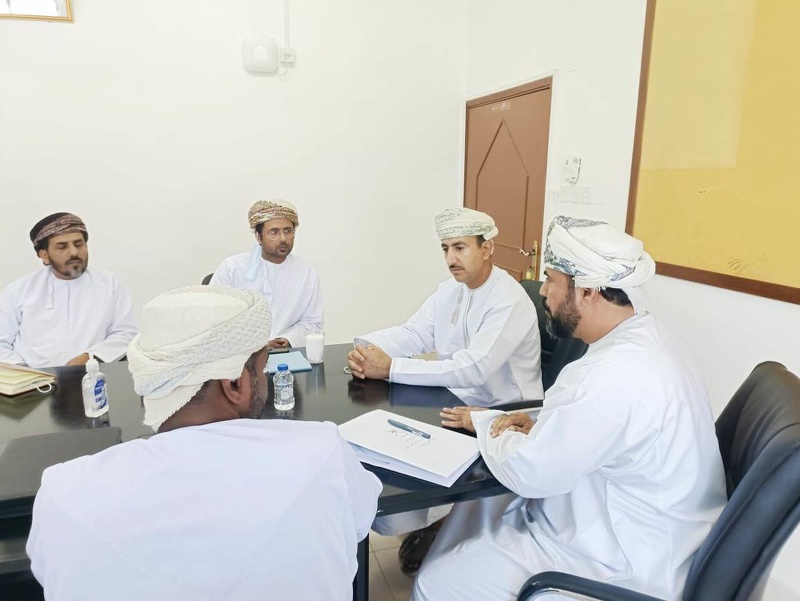 وزارة التربية والتعليم تطلع على جهود  تعليمية ظفار في تنظيم استخدام المركبات الحكومية  