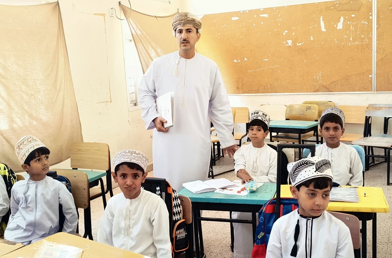 مدير عام تعليمية ظفار يزور مدرسة ميتن  للتعليم الاساسي 1-12 بولاية المزيونة