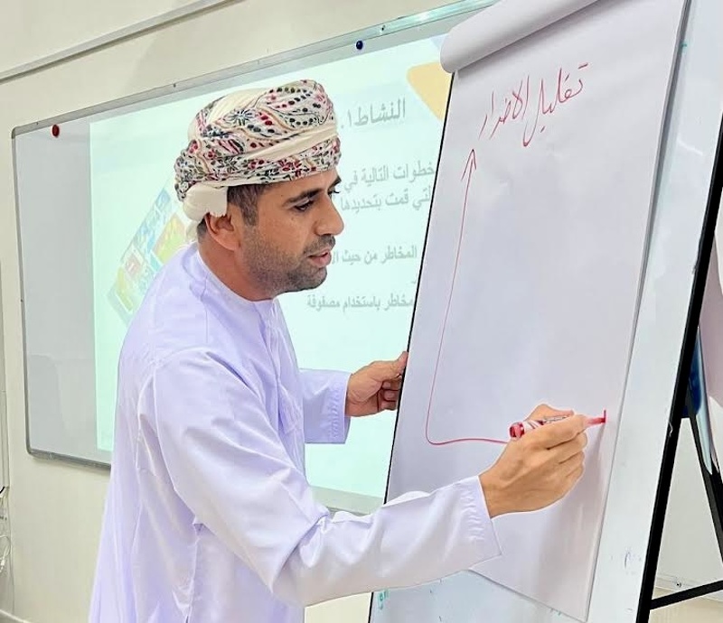 تواصل البرنامج التدريبي في إدارة المخاطر والحالات الطارئة  بتعليمية ظفار 