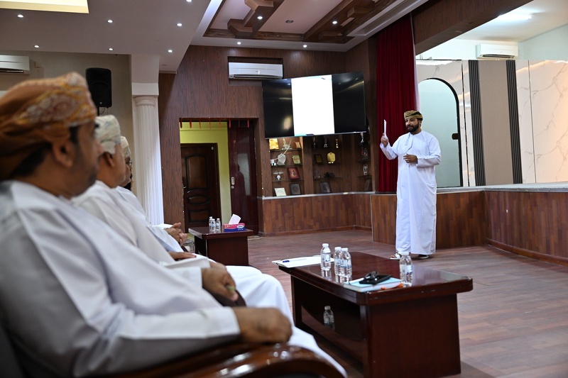 مناقشة الاستعداد لتنفيذ قافة الوسائل التعليمية ابتكار وتواصل بتعليمية محافظة الظاهرة