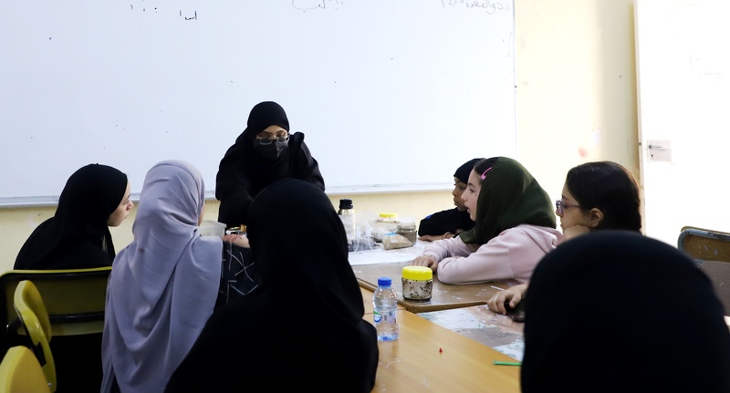 مركز مدرسة النور الصيفي للبنات بصلالة يستضيف اللجنة العمانية لحقوق الإنسان  