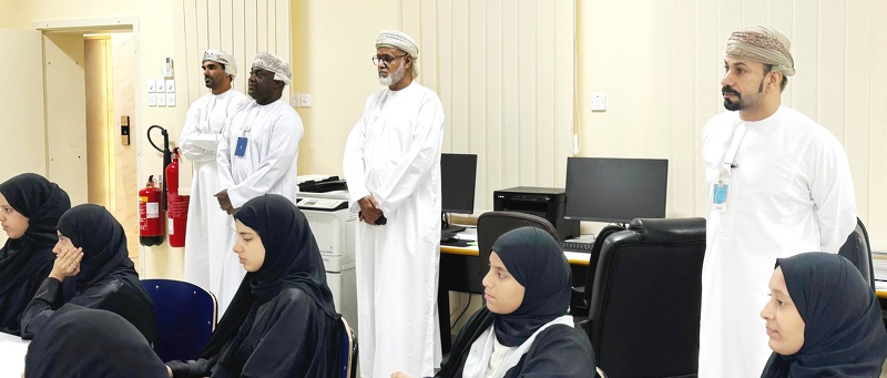  متابعة البرنامج الصيفي لطلبة المدارس بتعليمية ظفار